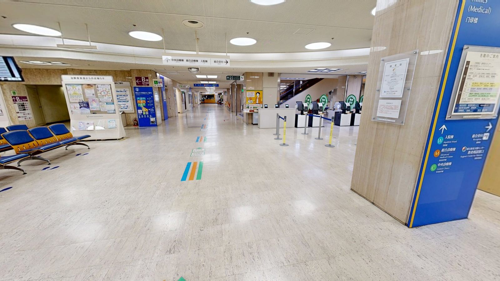 岡山大学病院 院内3Dマップ。外来棟1階の総合案内前を実写で再現した360度パノラマ