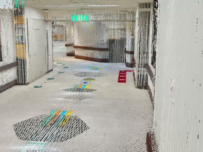 点群データで写し取った岡山大学病院の廊下。床面には走行可能な領域が色分けされている